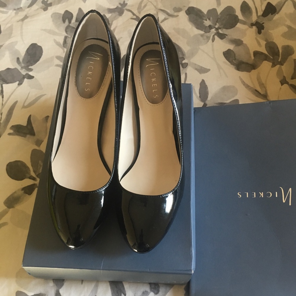 Black pumps